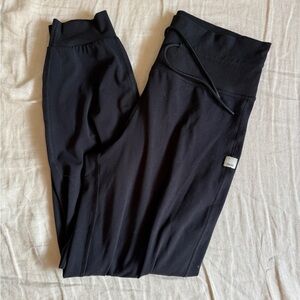 Vuori daily joggers in black